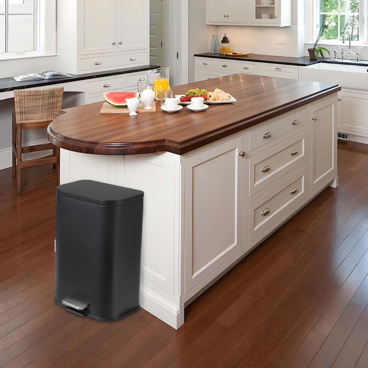 Step Trash Can 3.2 gal Soft-Close Z379
